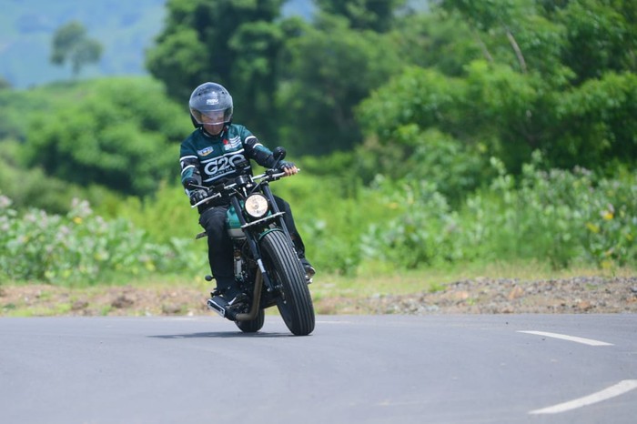 Presiden Joko Widodo menjajal jalan bypass dari Bandara Internasional Lombok Zainuddin Abdul Majid menuju Kawasan Ekonomi Khusus (KEK) Mandalika, Kabupaten Lombok Tengah, Provinsi Nusa Tenggara Barat, Kamis, (13/1/2022). Sepanjang perjalanan, Presiden meninjau pembenahan jalan dan penataan sejumlah fasilitas antara lain di Bundaran Bypass, Bukit Jokowi, hingga Bundaran Sunggung.