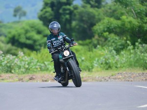 Kala Jokowi Beraksi Ngegas Motor Custom di Bypass Bandara-Mandalika