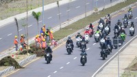 Sepanjang perjalanan, Presiden meninjau pembenahan jalan dan penataan sejumlah fasilitas antara lain di Bundaran Bypass, Bukit Jokowi, hingga Bundaran Sunggung. Pool/Biro Setpres