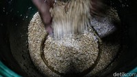 Menurut keterangan perajin saat ini kacang kedelai mengalami kenaikan harga. Hal itu membuat produksi tempe di Jakarta menurun.