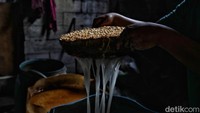 Apalagi saat ini masih dalam suasana pandemi COVID-19. Ketika harga kedelai naik, para perajin tidak menaikan harga tempe.