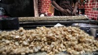 Harga tempe perpotong saat ini Rp 4000 hingga Rp 5000.