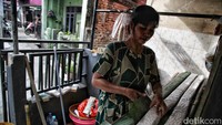 Karena salah satu penyebab rendahnya produksi kedelai di Indonesia adalah karena minimnya lahan pertanian kacang kedelai di Indonesia.