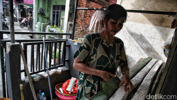 Gundah Kalbu Perajin Tempe Ibu Kota Kenaikan harga bahan baku kacang kedelai membuat sejumlah perajin tempe di Ibu Kota gundah. Salah satunya para perajin di kawasan Sunter, Jakarta Utara.