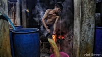 Sejumlah perajin membuat tempe di kawasan Industri Rumahan Sunter Jaya, Jakarta Utara, Kamis (13/1).