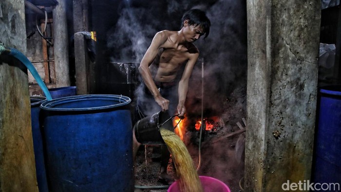 Gundah Kalbu Perajin Tempe Ibu Kota Kenaikan harga bahan baku kacang kedelai membuat sejumlah perajin tempe di Ibu Kota gundah. Salah satunya para perajin di kawasan Sunter, Jakarta Utara.