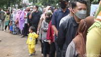 Kang Emil menuturkan, cara operasi pasar ini dilakukan dengan cara berbeda-beda, ada yang disimpan di titik tertentu, ada yang dikirim melalui kelurahan dan menjemputnya ke kelurahan.