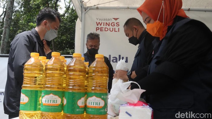 Gubernur Jawa Barat Ridwan Kamil langsung menjadi serbuan warga saat meninjau harga minyak goreng dalam operasi pasar di Bandung.
