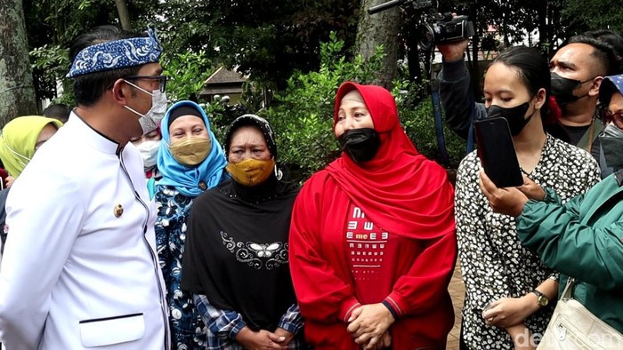 Harga Minyak di Jabar Masih Mahal, Warga Curhat ke RK Gubernur Jawa Barat Ridwan Kamil langsung menjadi serbuan warga saat meninjau harga minyak goreng dalam operasi pasar di Bandung.