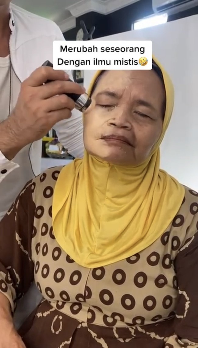 Setelah melewati beberapa tahap makeup mulai dari foundation hingga alis, MUA Rangga Juans langsung menempelkan lakban mulai dari bagian atas rambut melingkari telinga, rahang hingga leher dengan hati-hati agar sang nenek tetap merasa nyaman. Video tersebut langsung viral dan sudah ditonton lebih dari 1,6 juta Views. Warganet menanggapi video TikTok tersebut dengan beragam, ada yang memuji hasil makeup dan proses makeupnya. Foto: Dok. Tangkapan layar akun TikTok @ranggajuans.