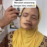 Setelah melewati beberapa tahap makeup mulai dari foundation hingga alis, MUA Rangga Juans langsung menempelkan lakban mulai dari bagian atas rambut melingkari telinga, rahang hingga leher dengan hati-hati agar sang nenek tetap merasa nyaman. Video tersebut langsung viral dan sudah ditonton lebih dari 1,6 juta Views. Warganet menanggapi video TikTok tersebut dengan beragam, ada yang memuji hasil makeup dan proses makeupnya. Foto: Dok. Tangkapan layar akun TikTok @ranggajuans.