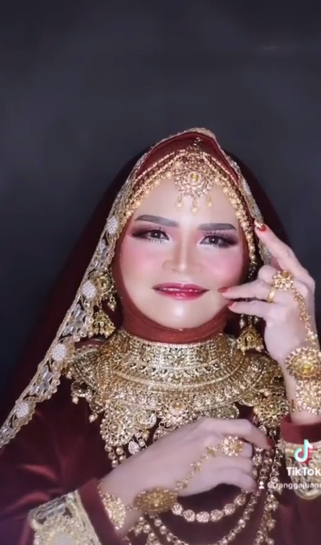 Makeup artist 36 tahun itu menjelaskan nenek-nenek yang diriasnya berusia 66 tahun. Dia pun menjelaskan tujuan dari penggunaan lakban di wajah sang nenek. Fungsi dari lakban ini untuk menarik atau mengencangkan bagian kulit yang kendur ataupun juga keriput. Sehingga tidak terlalu nampak lagi kulit si nenek yang keriput ataupun kendur. Oh iya ada satu lagi selain lakban khusus buat yang berhijab juga sebenernya ada yang berbentuk seperti antem (anti tembem) ini juga bisa dipakai untuk yang kulit kendur atau keriput ataupun juga chubby, tuturnya panjang lebar. Foto: Dok. Tangkapan layar akun TikTok @ranggajuans.