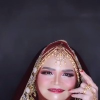 Makeup artist 36 tahun itu menjelaskan nenek-nenek yang diriasnya berusia 66 tahun. Dia pun menjelaskan tujuan dari penggunaan lakban di wajah sang nenek. Fungsi dari lakban ini untuk menarik atau mengencangkan bagian kulit yang kendur ataupun juga keriput. Sehingga tidak terlalu nampak lagi kulit si nenek yang keriput ataupun kendur. Oh iya ada satu lagi selain lakban khusus buat yang berhijab juga sebenernya ada yang berbentuk seperti antem (anti tembem) ini juga bisa dipakai untuk yang kulit kendur atau keriput ataupun juga chubby, tuturnya panjang lebar. Foto: Dok. Tangkapan layar akun TikTok @ranggajuans.