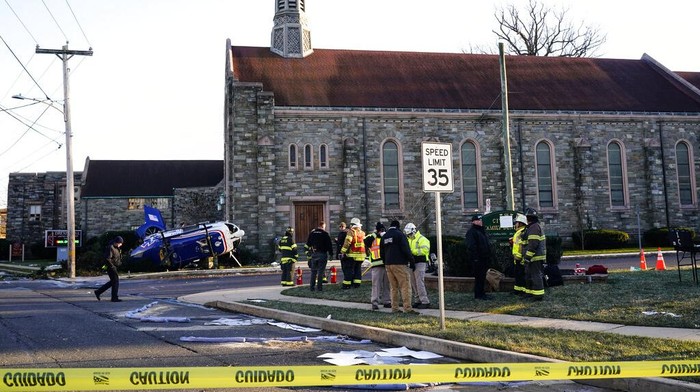 Helikopter Medis Jatuh di Dekat Gereja di AS A medical helicopter rests next to the Drexel Hill United Methodist Church after it crashed in the Drexel Hill section of Upper Darby, Pa., on Tuesday, Jan. 11, 2022. (AP Photo/Matt Rourke)