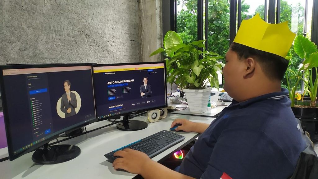 Salah satu cara untuk membuat podcast kamu terlihat lebih profesional adalah dengan memiliki website khusus.