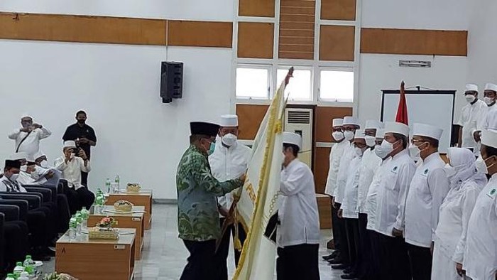 Ketua Umum PP IPHI, 2021 - 2026, Ismed Hasan Putro menerima pataka IPHI dari Ketua Dewan Kehormatan Jusuf Kalla, 6 November 2021