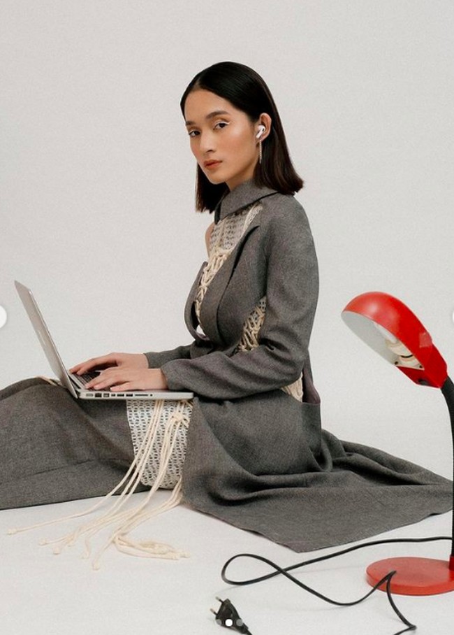 Pemotretan lain Jeanne. Dia tampil cantik dengan pakaian formal, dan makeup artistik.Foto: dok. Instagram/@jeannetasfdl