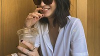 Bukan hanya mie saja, ada juga momen Jeanneta Sanfadelia saat nongkrong dan menikmati kopi seperti yang terlihat pada foto ini. Foto: Instagram @jeannetasfdl