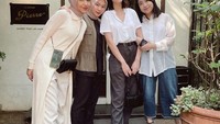 Momen nongkrongnya pun ada pula yang bersama teman-temannya. Seperti pada foto ini, ia dan teman-temannya mampir ke restoran PIERRE di Senopati, Jakarta Selatan. Foto: Instagram @jeannetasfdl