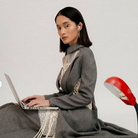 Pemotretan lain Jeanne. Dia tampil cantik dengan pakaian formal, dan makeup artistik.Foto: dok. Instagram/@jeannetasfdl