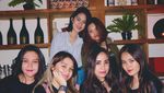 Gaya Keren Jeanneta Sanfadelia, Istri Ardhito Pramono saat Makan Mie dan Ngopi