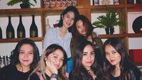 Momen nongkrongnya yang satu ini pun tak kalah ramai. Tampak ada Sarah Gibson dan Salmafina Sunan sambil menikmati jus jeruk. Foto: Instagram @jeannetasfdl