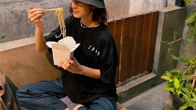 Gaya Keren Jeanneta Sanfadelia, Istri Ardhito Pramono saat Makan Mie dan Ngopi