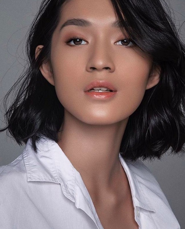 Inilah pesona Jeanne saat melakukan pemotretan di studio. Sorot mata tajam, dan rahang tegasnya membuat Jeanne sangat cocok berpose fierce. Foto: dok. Instagram/@jeannetasfdl