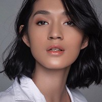 Inilah pesona Jeanne saat melakukan pemotretan di studio. Sorot mata tajam, dan rahang tegasnya membuat Jeanne sangat cocok berpose fierce. Foto: dok. Instagram/@jeannetasfdl