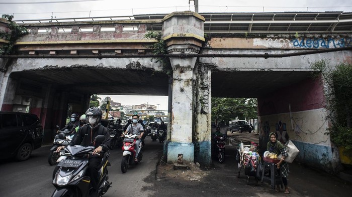Kendaraan melintas di bawah jembatan KA Matraman, Jakarta, Kamis (13/1/2022). Jembatan Kereta Api (KA) Matraman itu menjadi salah satu dari 14 objek di Ibu Kota yang ditetapkan Pemerintah Provinsi DKI Jakarta sebagai cagar budaya sepanjang tahun 2020-2021. ANTARA FOTO/Aprillio Akbar/rwa.