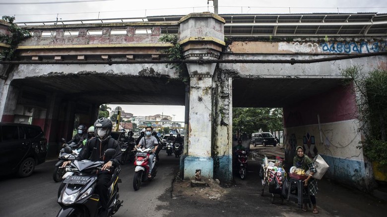 Kendaraan melintas di bawah jembatan KA Matraman, Jakarta, Kamis (13/1/2022). Jembatan Kereta Api (KA) Matraman itu menjadi salah satu dari 14 objek di Ibu Kota yang ditetapkan Pemerintah Provinsi DKI Jakarta sebagai cagar budaya sepanjang tahun 2020-2021. ANTARA FOTO/Aprillio Akbar/rwa.
