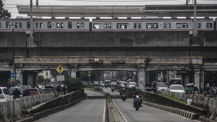 Jembatan KA Matraman Jadi Cagar Budaya Baru di Jakarta Kendaraan melintas di bawah jembatan KA Matraman, Jakarta, Kamis (13/1/2022). Jembatan Kereta Api (KA) Matraman itu menjadi salah satu dari 14 objek di Ibu Kota yang ditetapkan Pemerintah Provinsi DKI Jakarta sebagai cagar budaya sepanjang tahun 2020-2021. ANTARA FOTO/Aprillio Akbar/rwa.