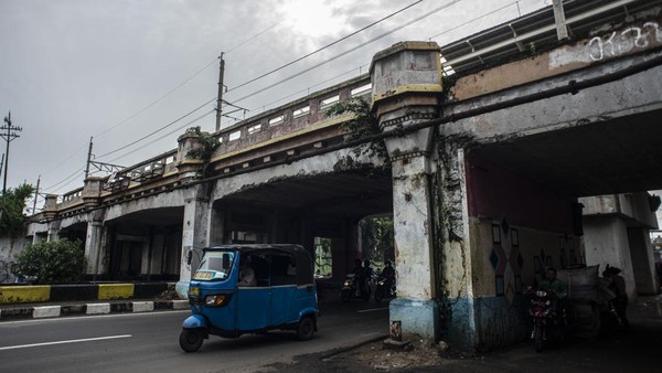 Kendaraan melintas di bawah jembatan KA Matraman, Jakarta, Kamis (13/1/2022).   