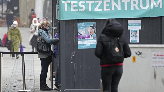 Jerman Cetak Rekor 80.000 Kasus COVID Sehari Gegara Omicron People make corona tests in the city center of Essen, Germany, Wednesday, Jan. 12, 2021. Germany registered a new record of more than 80,000 new infections with the coronavirus on Wednesday. (AP Photo/Martin Meissner)