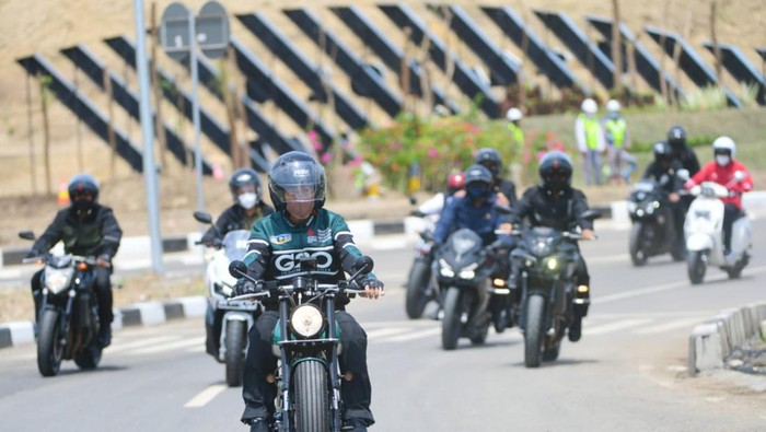 Jokowi di Mandalika melakukan kunjungan kerja guna meninjau sejumlah fasilitas untuk MotoGP 2022. Jokowi berkunjung ke Mandalika bersama Iriana Joko Widodo.