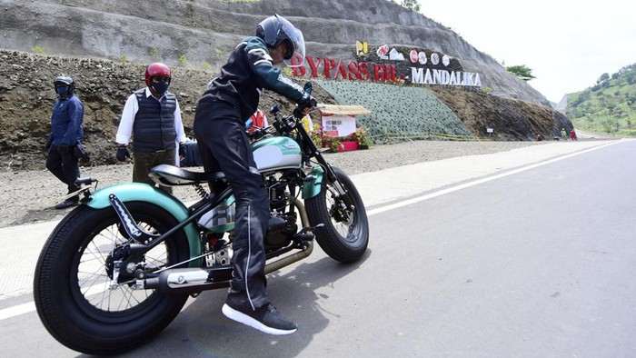 Presiden Joko Widodo menggunakan sepeda motor saat meninjau kesiapan fasilitas penunjang MotoGP Mandalika di Lombok Tengah, Nusa Tenggara Barat, Kamis (13/1/). (Biro Pers Sekretariat Presiden)