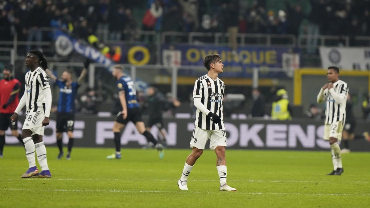 Pemain Juventus tertunduk usai kalah dari Inter Milan di Piala Super Italia. (Foto: Luca Bruno/AP)