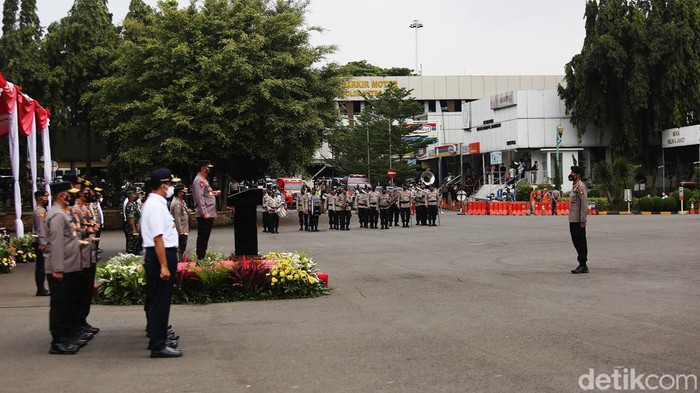 Kapolda Resmikan Tim Patroli Perintis Polda Metro Jaya Kapolri Jenderal Polisi Listyo Sigit Prabowo memimpin apel peresmian Tim Patroli Perintis di Mapolda Metro Jaya, Jakarta, Kamis (13/1/2021). Kapolri Jenderal Polisi Listyo Sigit Prabowo mengungkap sepanjang tahun 2021 ada sebanyak 79 persen kejahatan konvensional terjadi di Tanah Air. Kata dia, 35 persen dari kejahatan konvensional itu adalah kejahatan jalanan.