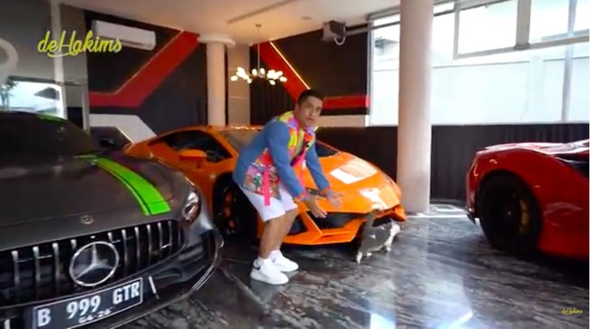 Kalau keluar, kucing-kucing tersebut suka mengumpat di balik koleksi supercar Gilang. (Foto: YouTube/deHakims)