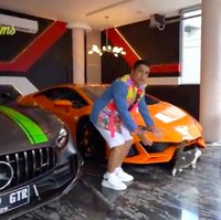 Kalau keluar, kucing-kucing tersebut suka mengumpat di balik koleksi supercar Gilang. (Foto: YouTube/deHakims)