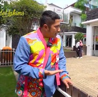 Baru-baru ini, Irfan Hakim berkunjung ke rumah Gilang Crazy Rich Malang. Ia terkagum dengan kebun binatang mini yang berdekatan dengan garasi mobil mewah pendiri Juragan 99 itu. (Foto: YouTube/deHakims)