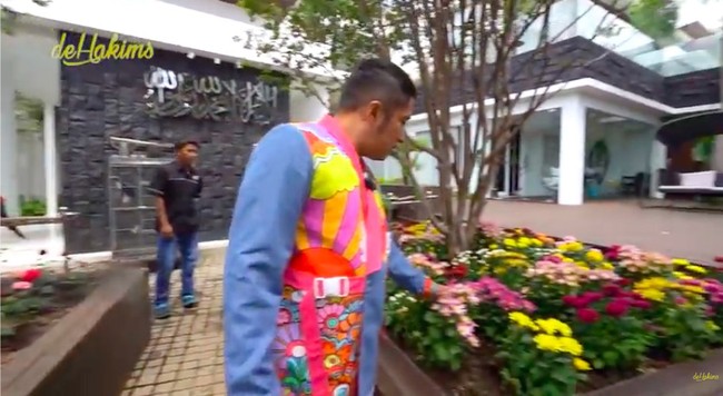 Di sekitaran kebun bintang mini tersebut, terdapat bunga-bunga warna-warni yang ikut menghiasi. (Foto: YouTube/deHakims)