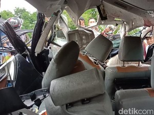 Mobil Tertabrak Kereta Tewaskan 4 Orang di Probolinggo, 2 Korban Terlempar