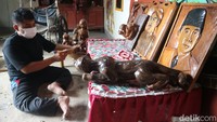 Sejumlah karya dari kayu dibuat pemuda tersebut. Mulai dari asbak, patung pewayangan, hingga ukiran wajah Ir Soekarno dan wajah Sunan Kalijaga.