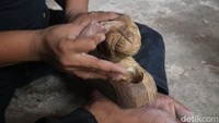Uli mengaku tiga tahun menekuni keahlian mengukir dari kayu. Awalnya dia secara otodidak membuat kerajinan dari kayu tersebut.