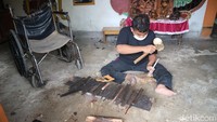 Dia mengatakan patung dan ukiran wajah buatannya terbuat dari limbah kayu jati. Ulik mengaku mengumpulkan kayu jati kemudian dibuat menjadi benda yang memiliki nilai ekonomi tinggi.
