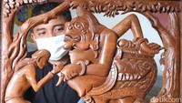 Adapun untuk pekerjaannya membutuhkan waktu mulai tiga hari sampai dengan empat hari. Seperti membuat ukiran wajah, dia mengaku mengerjakan selama tiga hari. Mulai dari membuat sketsa wajah hingga mengukir sedikit demi sedikit. Tak jauh berbeda dengan membuat patung dari kayu. Ulik mengaku membutuhkan waktu tiga sampai empat hari.