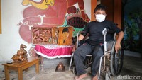 Karya Ulik dijual dengan harga beragam. Mulai dari Rp 100 ribu sampai dengan Rp 500 ribu. Tergantung dengan kualitas dan ukuran permintaan pembeli.