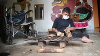 Ulik mengaku mengalami lumpuh sejak kecil. Kini pun dia berjalan dibantu menggunakan kursi roda. Dia berharap agar kedepan ada bantuan dari pemerintah setempat untuk mendukung usahanya.