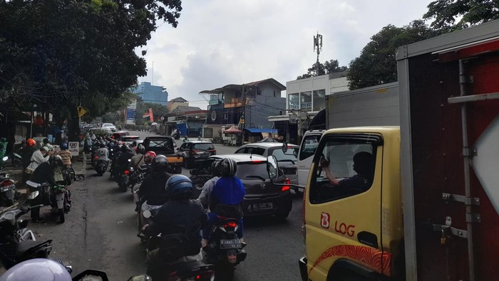 Kondisi macet di Jl TB Simatupang, Jakarta.